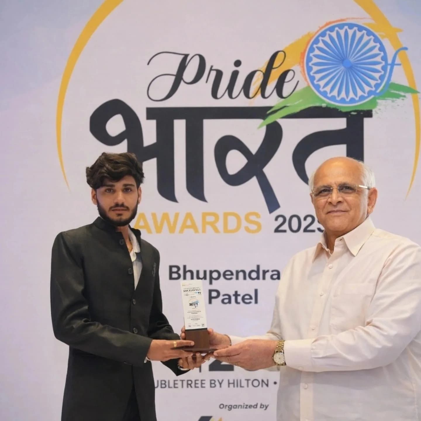 The astrologer of AstroVishalJoshi receiving an award trophy at the Pride of Bharat Awards